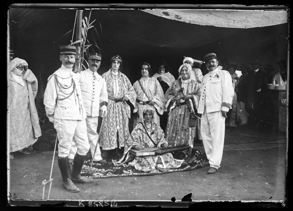 Franchet d'Esperey et deux officiers français en compagnie de musiciennes et chanteuses marocaines sous une tente - btv1b532317355.jpg