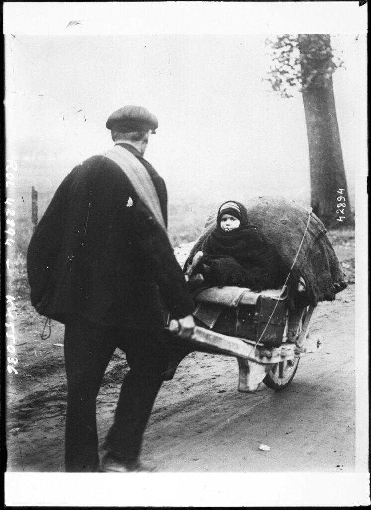 Fugitifs belges traversant le nord de la France (homme poussant une brouette avec paquets et enfant) - btv1b6932313z.jpg