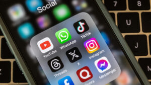 Restrictions des réseaux sociaux pour mineurs : efficacité contestée face aux contournements des utilisateurs.