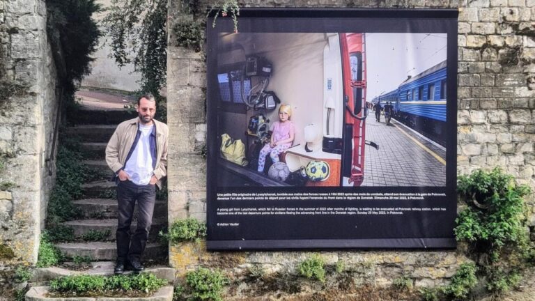 À Bayeux, Adrien Vautier expose quatre ans de guerre en Ukraine à hauteur d’homme