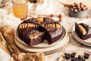 Gâteau fondant au chocolat, poire et éclats de noisettes pour un dessert réconfortant
