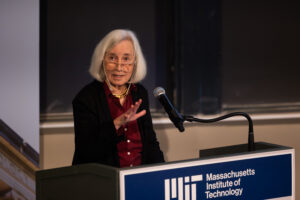 Martha Minow met en garde contre les menaces à la démocratie causées par l&rsquo;intelligence artificielle au MIT.