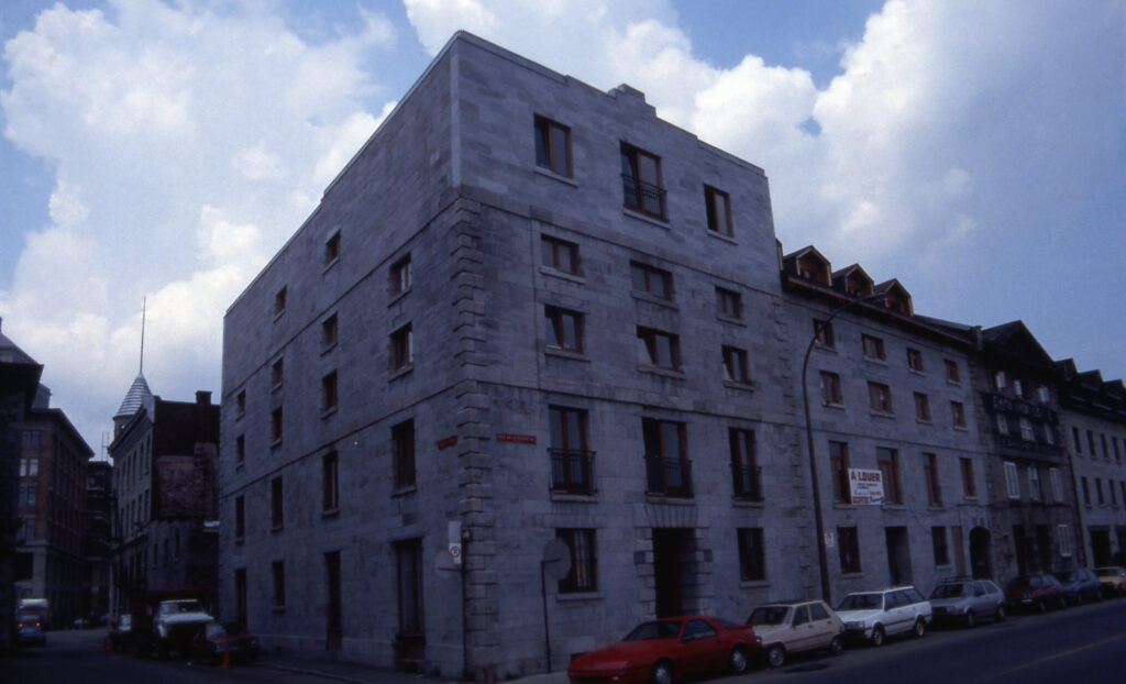 Maison, 215-221, rue de la Commune Ouest, Montréal vue d'ensemble, angle de la rue du Port 11-d.na.civile-88-1847.jpg