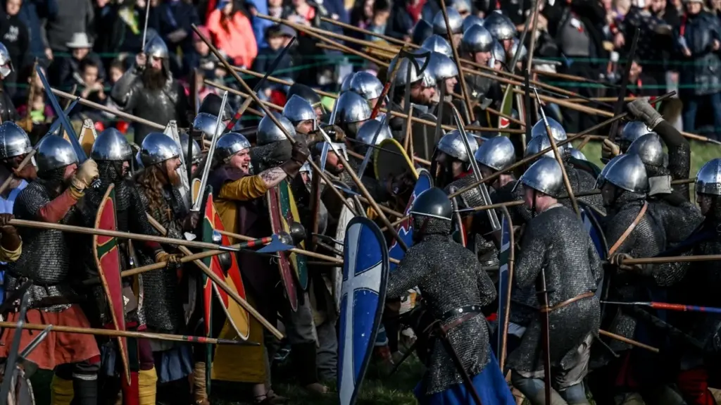 À Hastings, un millier de reconstitueurs ont rejoué la bataille de 1066 devant 13 000 visiteurs