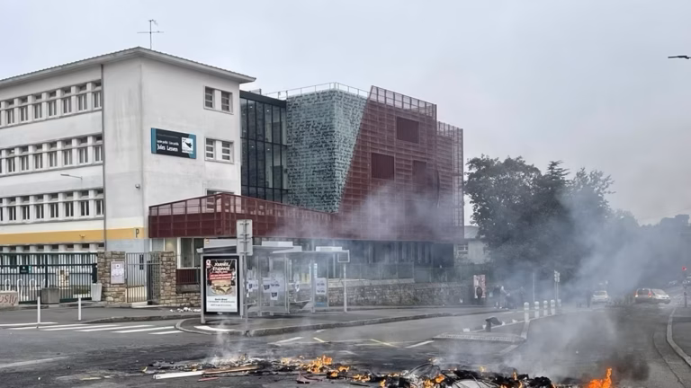 Blocus, feux et voiture incendiée à Brest : quatre jeunes seraient en garde à vue
