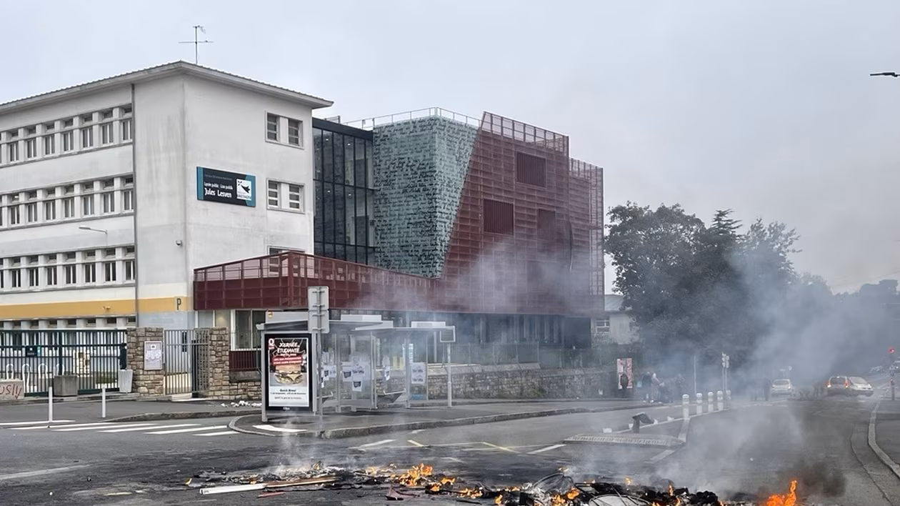 Blocus, feux et voiture incendiée à Brest : quatre jeunes seraient en garde à vue