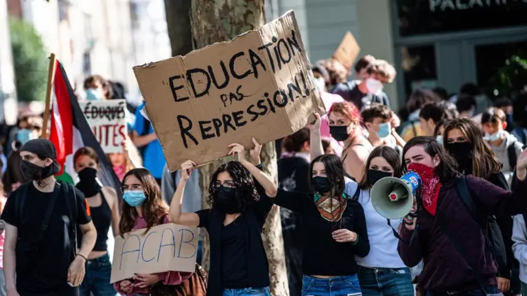 Manifestations lycéennes : la liberté d’expression sur les pancartes reste encadrée par la loi