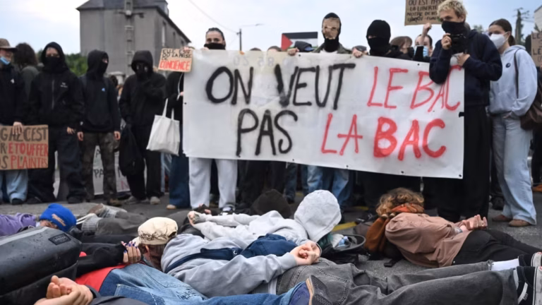 À Brest, près de 5 000 personnes manifestent pacifiquement, la police restant en retrait