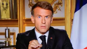 Après les violences du 17 octobre, Emmanuel Macron tente de reprendre la main politiquement