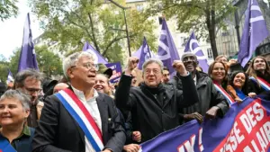 Mélenchon annonce la venue de LFI à Matignon jeudi et promet de perturber la réunion