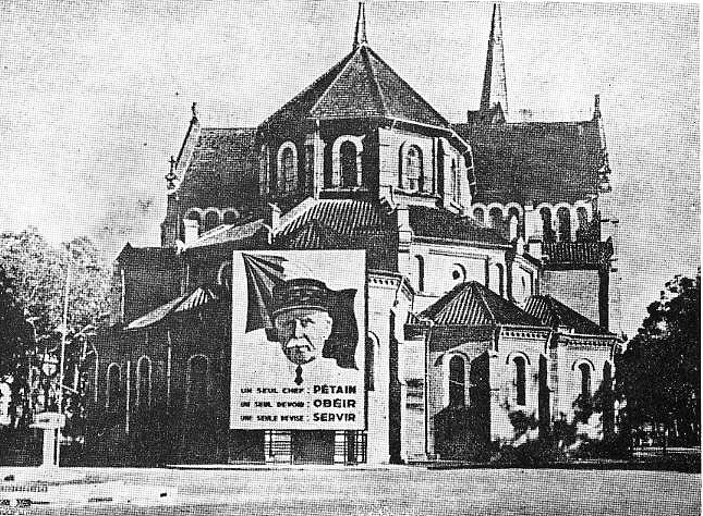 Portrait du maréchal Pétain à l'arrière de la Cathédrale de Sài-Gòn avec le slogan Un seul chef PETAIN, un seul devoir OBEIR, une seule devise SERVIR.jpg
