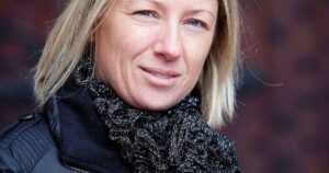 Caroline Taquin soutient Joël Hasselin, échevin condamné pour violences policières, à Courcelles.