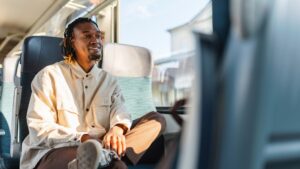 Dans les transports, certains citadins rangent leurs écouteurs pour renouer avec leur environnement
