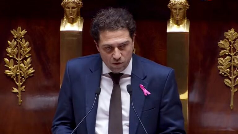 Christopher Weissberg évoque la tentative de viol qu’il a subie pour soutenir une loi contre les VSS