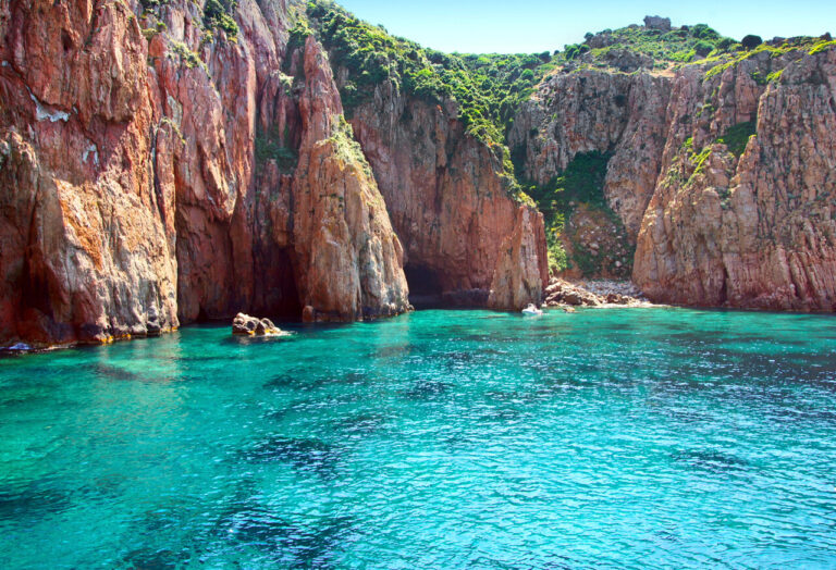 En Corse, Scandola fut le premier site français protégé à la fois sur terre et en mer