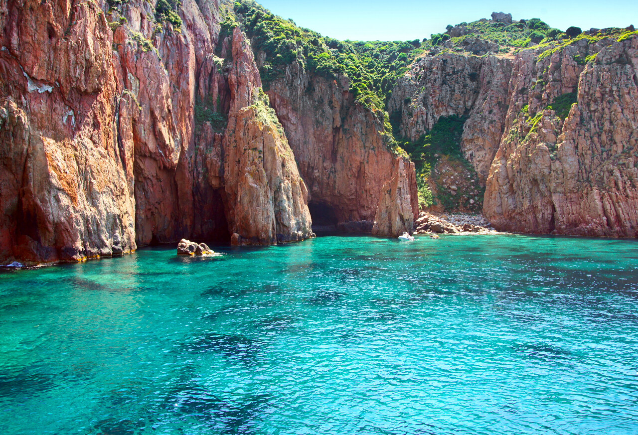 En Corse, Scandola fut le premier site français protégé à la fois sur terre et en mer
