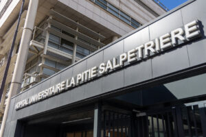 Paris : condamnation de l&rsquo;AP-HP à verser 401 000 € pour une opération du dos ayant causé des séquelles lourdes.