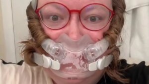 Ashley Noll utilise sa CPAP contre l’apnée du sommeil pour boucler ses cheveux sans chaleur