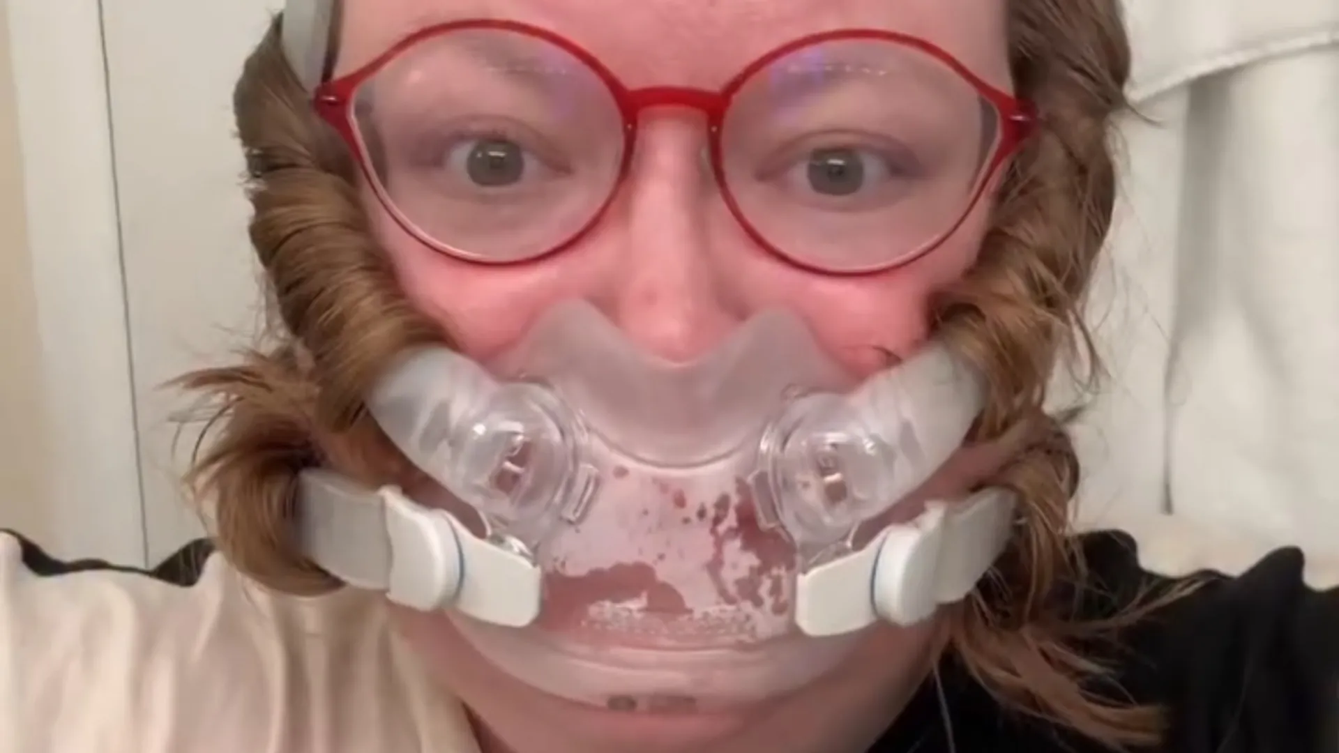 Ashley Noll utilise sa CPAP contre l’apnée du sommeil pour boucler ses cheveux sans chaleur