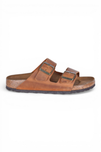 Les sandales Arizona en cuir huilé de Birkenstock sont proposées à partir de 92,70 euros