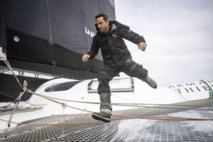 À la barre d’un maxi-trimaran, Louis Burton est l’une des figures de la ville de départ