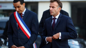 À Trappes, Macron qualifie la fusillade d’attentat raciste et appelle à l’unité