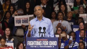 À Cleveland, Obama attaque Trump sur le coût de la vie et sa salle de balถวายสัตย์