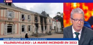À Villeneuve-le-Roi, la reconstruction de la mairie incendiée en 2023 n’a toujours pas commencé