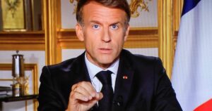 Après les émeutes, Macron promet des consultations sans annoncer de mesures concrètes
