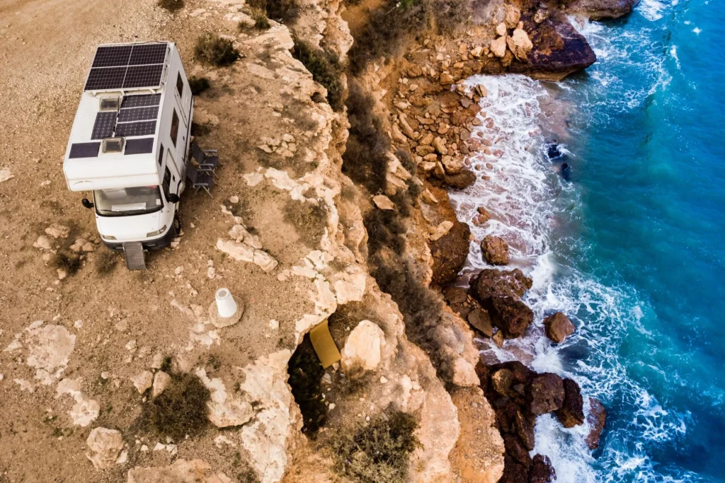 Autonomie en camping-car : consommation, batterie et recharge pour une installation adaptée