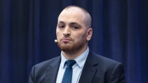 Matthieu Valet accuse L’Humanité de fake news après une parodie, puis essuie les moqueries