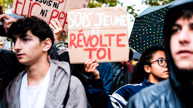 À Paris, la confiscation de pancartes de lycéens questionne les limites de l’action policière