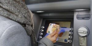 Distributeurs de billets disparus fin 2025 en France ? Faux : ils sont moins nombreux, mais toujours là