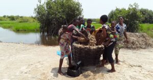 Au Bénin, les salicultrices de Djègbadji maintiennent une production artisanale sous pression