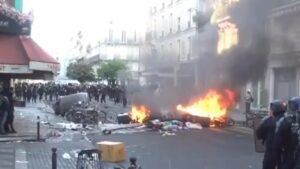 À Paris, la CRS 8 déployée face aux affrontements place de la République