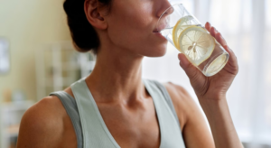 Eau citronnée le matin : un rituel utile à la santé, mais sans effet amaigrissant réel.