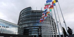Les lobbys, omniprésents à Bruxelles, influencent la législation européenne, mais leur encadrement reste imparfait.