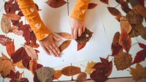 Peinture, feuilles et photophores : cinq bricolages d’automne à faire avec les enfants pendant la Toussaint