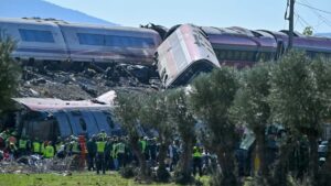 Après la collision mortelle de deux trains en Espagne, les passagers décrivent le chaos