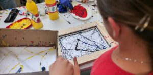 Les arts aident les enfants à réguler leurs émotions, sans preuve qu’ils réduisent la violence