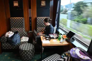 Des écrivains embarquent pour un défi littéraire à bord d&rsquo;un train de luxe japonais