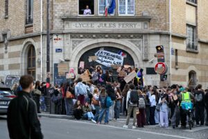 Michel Valadier voit dans la centralisation scolaire un frein à la réponse aux lycéens