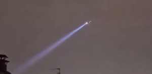 À Paris, un hélicoptère équipé d’un puissant projecteur survole le centre pendant le couvre-feu