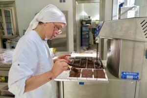À Castagniers, les sœurs espèrent vendre 300 kg de chocolat pour restaurer leur clocher