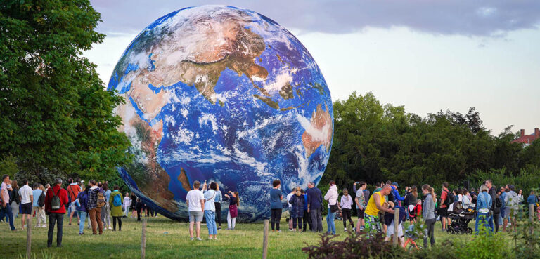 Une étude analyse le lien entre préoccupations environnementales et choix de fécondité