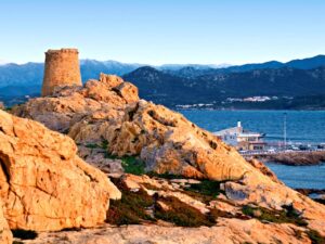 À L’Île-Rousse, Jacquemus fait défiler sa collection estivale au phare de la Pietra