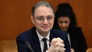 Après cinq mois de crise, le Parlement roumain investit le gouvernement pro-UE de Luca Niculescu