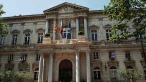 Avignon : un nouvel arrêté anti-troubles à l&rsquo;ordre public suscite la controverse et des menaces de saisie judiciaire