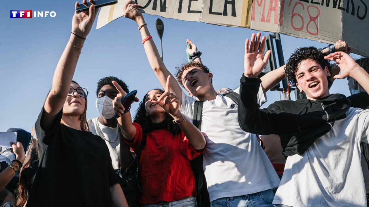 Blocus de lycées et de facs : la mobilisation rapproche les jeunes, parfois jusqu’au coup de cœur