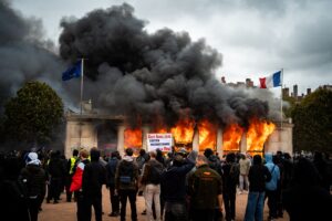 Après les violences du 17 octobre, 2 397 interpellations et 997 forces de l’ordre blessées samedi seul